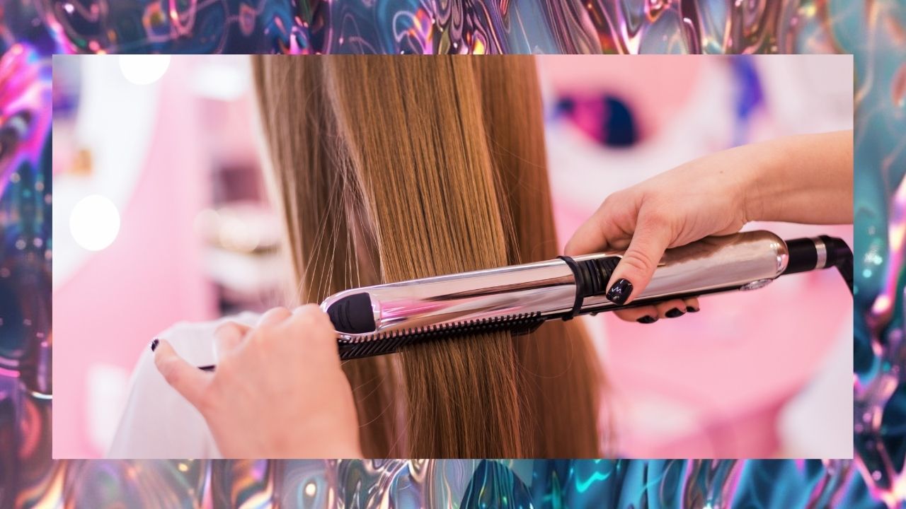 Pessoa utilizando chapinha para alisar o cabelo em um salão de beleza.