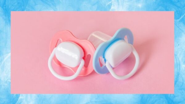 A moda da chupeta para adultos virou febre no TikTok e promete aliviar estresse e ansiedade.
