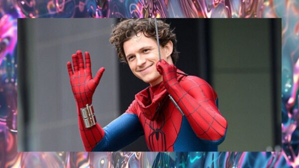 Tom Holland acenando durante as filmagens de Homem-Aranha: Um Novo Dia.