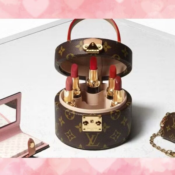 Estojo redondo de couro monogramado da Louis Vuitton com cinco batons de embalagem dourada, acompanhado de espelho compacto e mini nécessaire da marca.