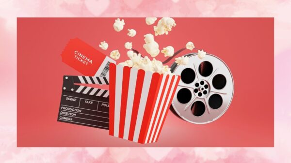 Balde de pipoca, claquete, ingresso e rolo de filme em fundo vermelho, representando a Semana do Cinema com ingressos promocionais.