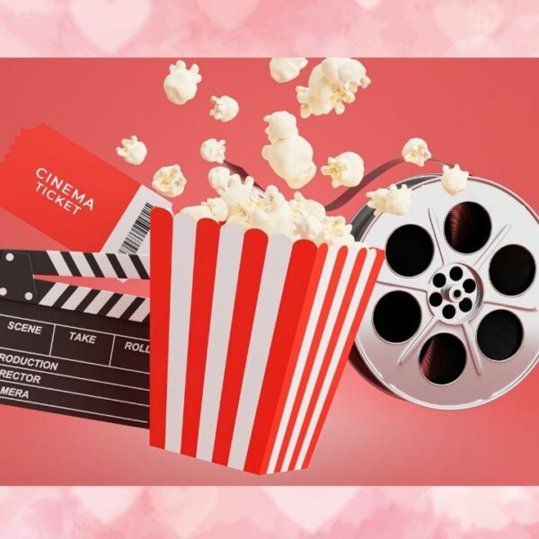 Balde de pipoca, claquete, ingresso e rolo de filme em fundo vermelho, representando a Semana do Cinema com ingressos promocionais.