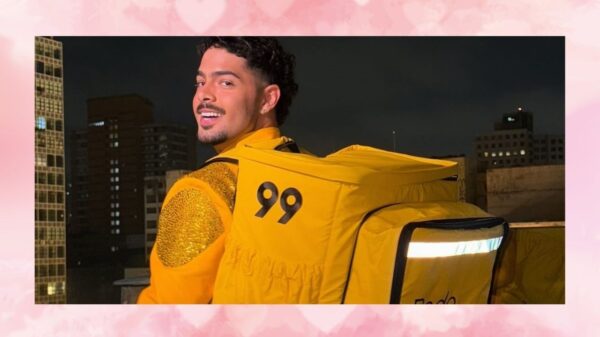 Pedro Sampaio sorri usando uma mochila amarela da 99Food durante show surpresa em São Paulo.