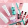 Vizzela brilhou na Beauty Fair 2025 com gloss cereja, minis fofos e skincare fresh!